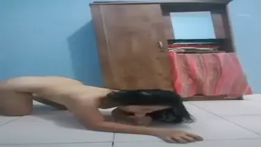 Aksi Cewek Cantik Ngemut Dildo Di Lantai